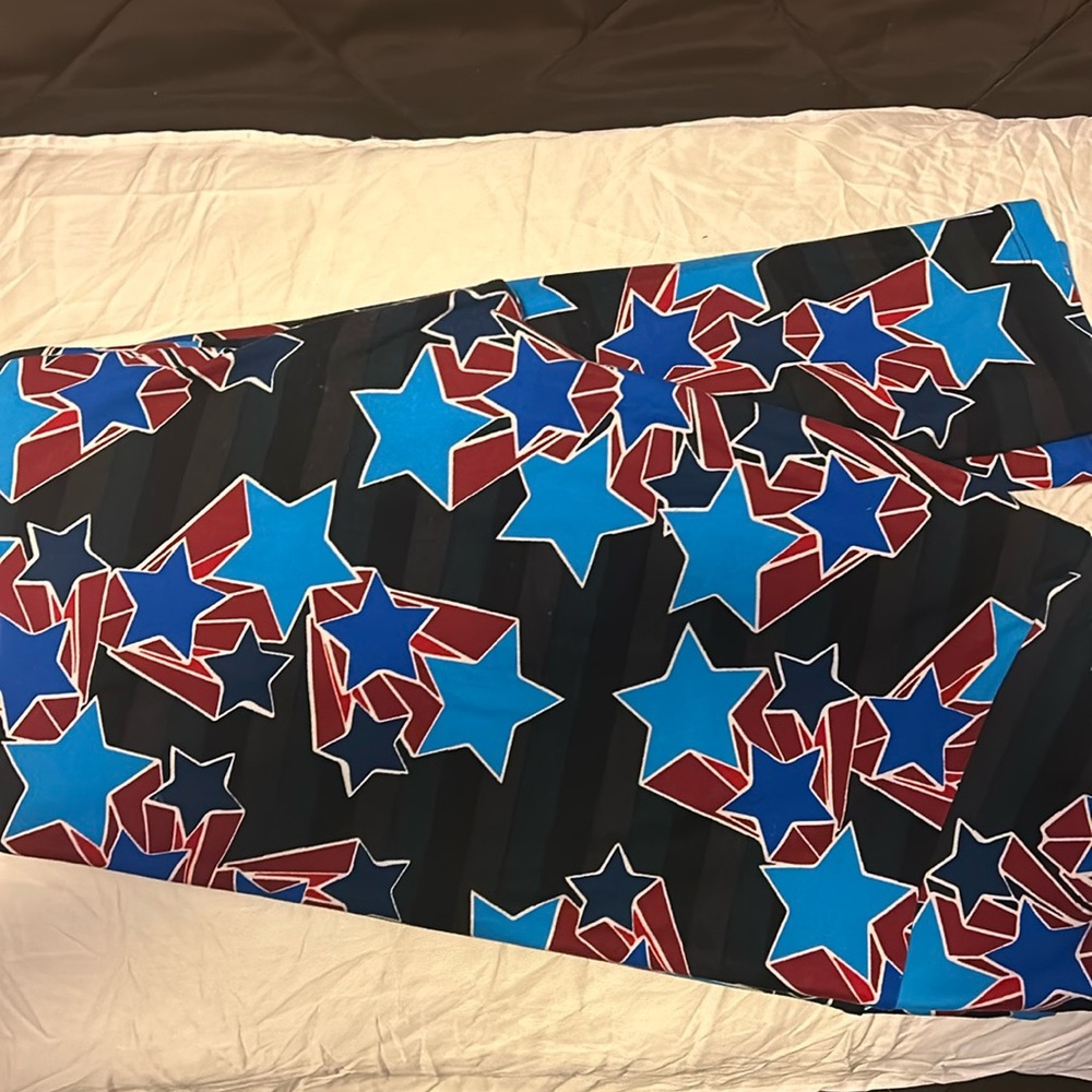 Tall and curvy lularoe 4th of July leggings.